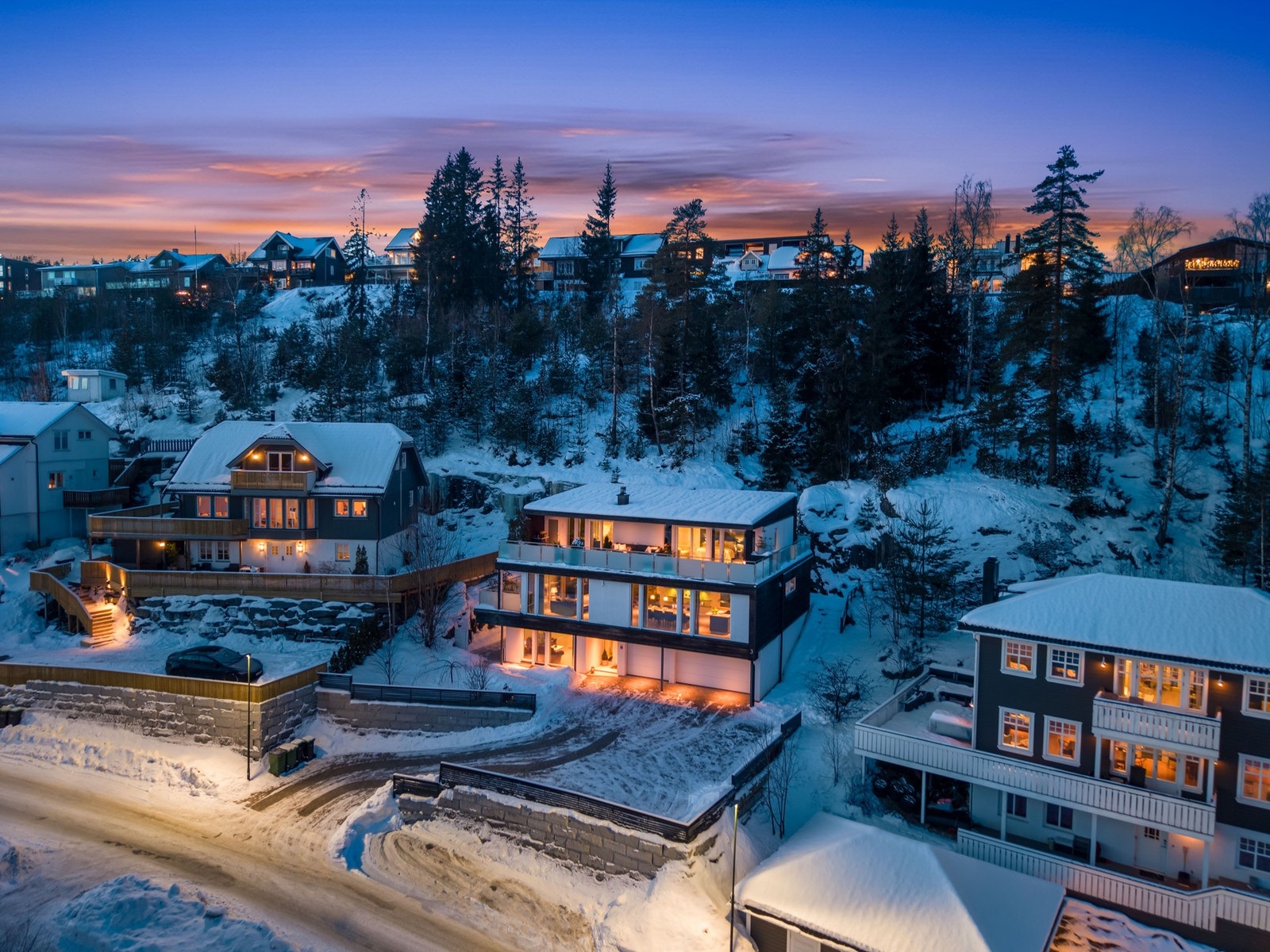 Vannbåren gulvvarme lagt i samtlige rom, med unntak av soverom og boder. Ekstra varmepumpe/ airkondition er montert for kjøling. Det er totalt tre varmepumper i tilknytning til boligen. Galleribilde
