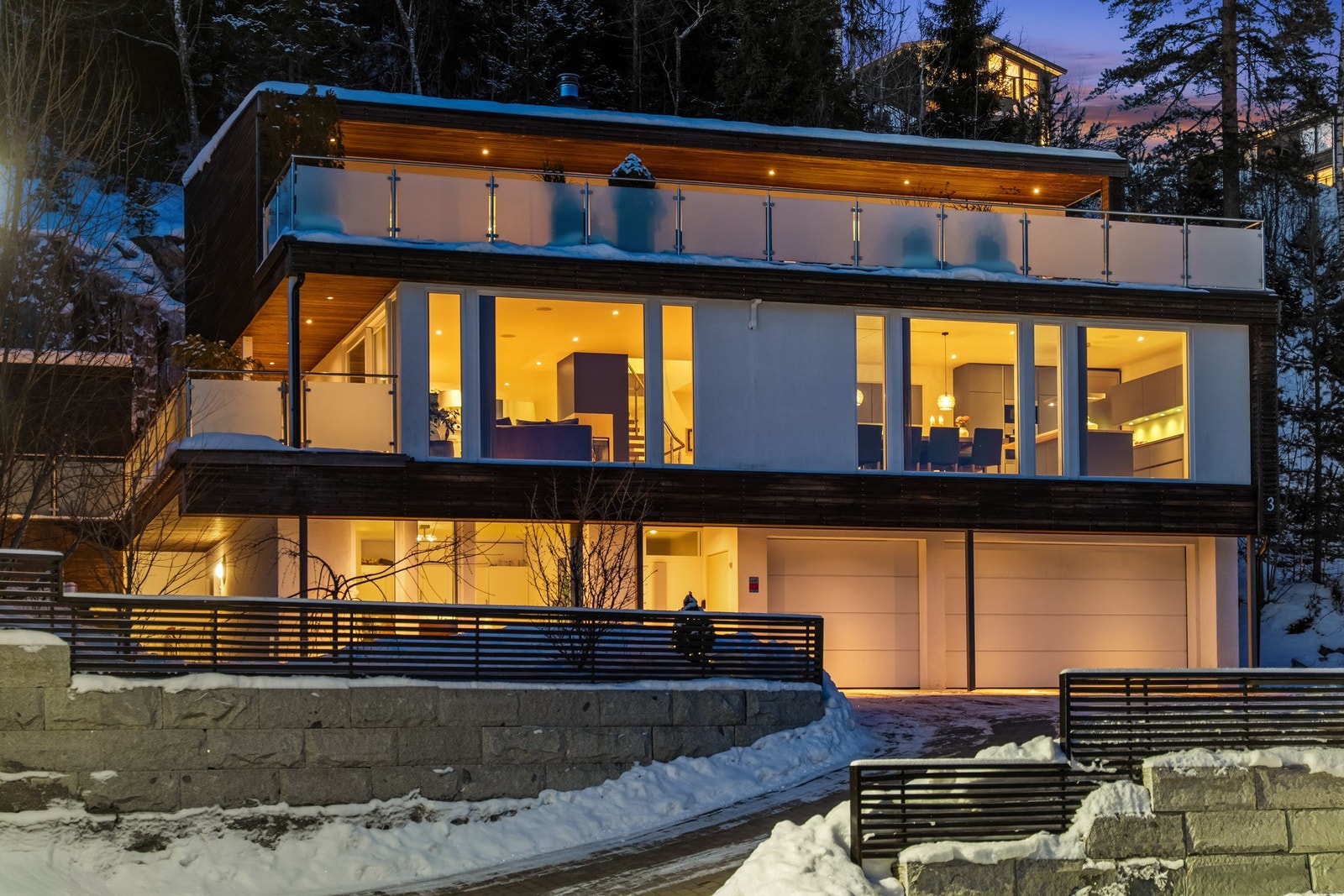 En fantastisk og romslig enebolig med stor plass og flere "soner". Lettstelt ute og inne. Galleribilde