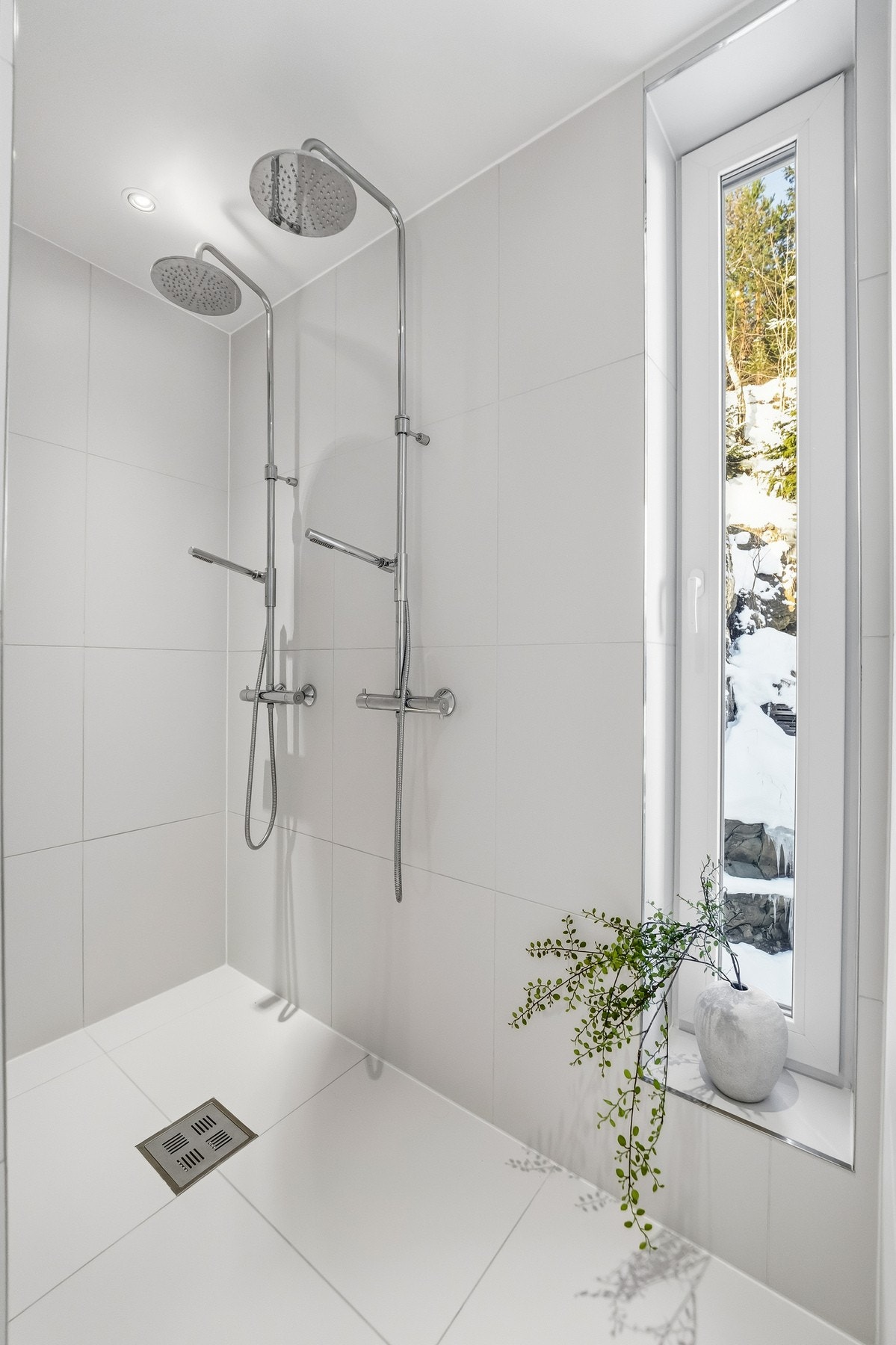 Master bad: Rommet er utført i lyse flater som gir et elegant og tidløst uttrykk, og den romslige doble dusjen gir en luksuriøs hotellfølelse i hverdagen. Galleribilde