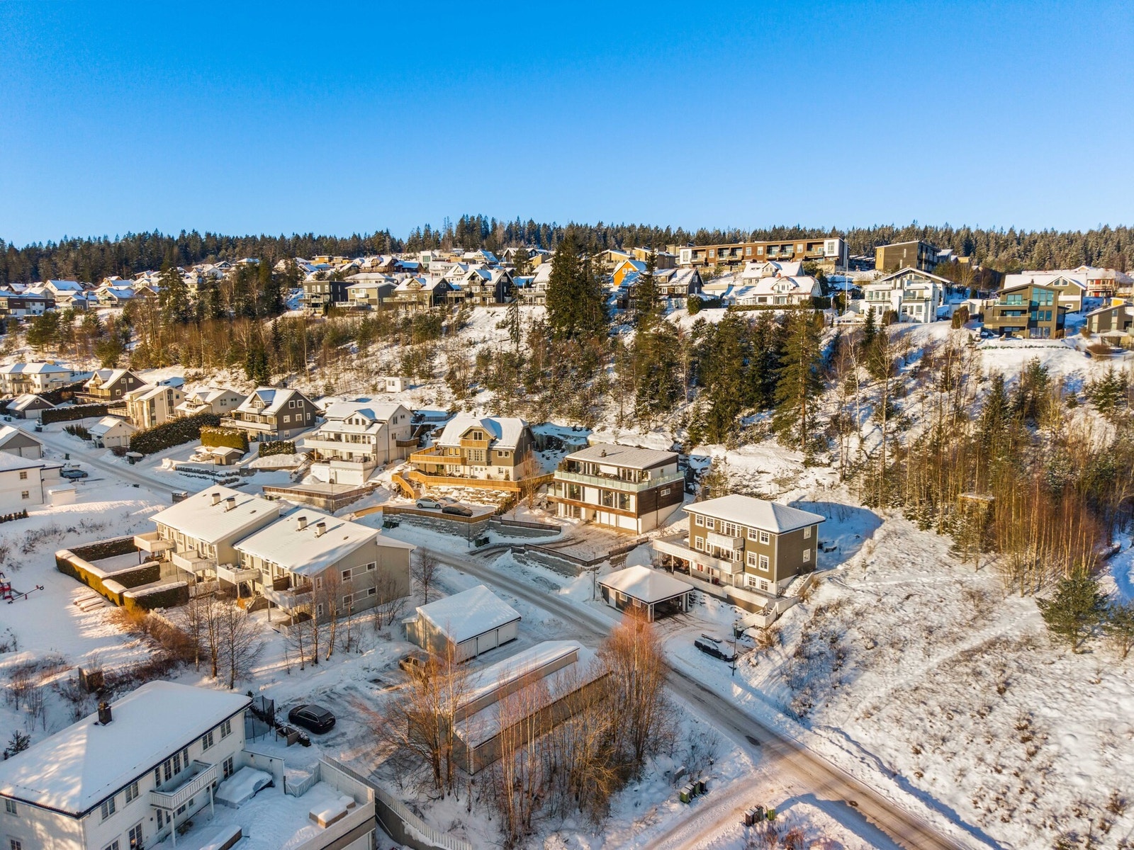 Utvendig bod bak huset på ca. 10 kvm. BRA. To elektriske garasjeporter. En enkel og en dobbel port fra Hörmann. Vinduer med trelags isolerglass. Galleribilde