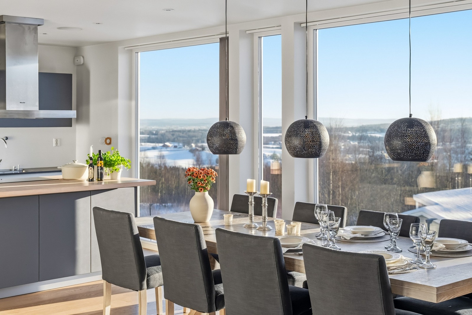 Balansert ventilasjonsanlegg med varmegjenvinning er montert med avtrekk i bad, vaskerom og kjøkken, samt lufttilførsel i oppholdsrom. Galleribilde