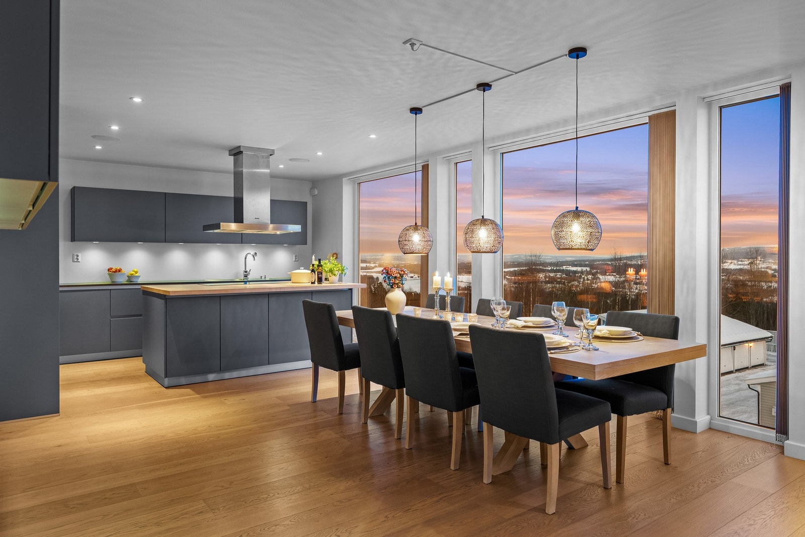 Kjøkkenet fremstår som et eksklusivt og gjennomført designkjøkken levert av tyske Schüller, kjent for høy kvalitet og presisjon i alle detaljer. Galleribilde