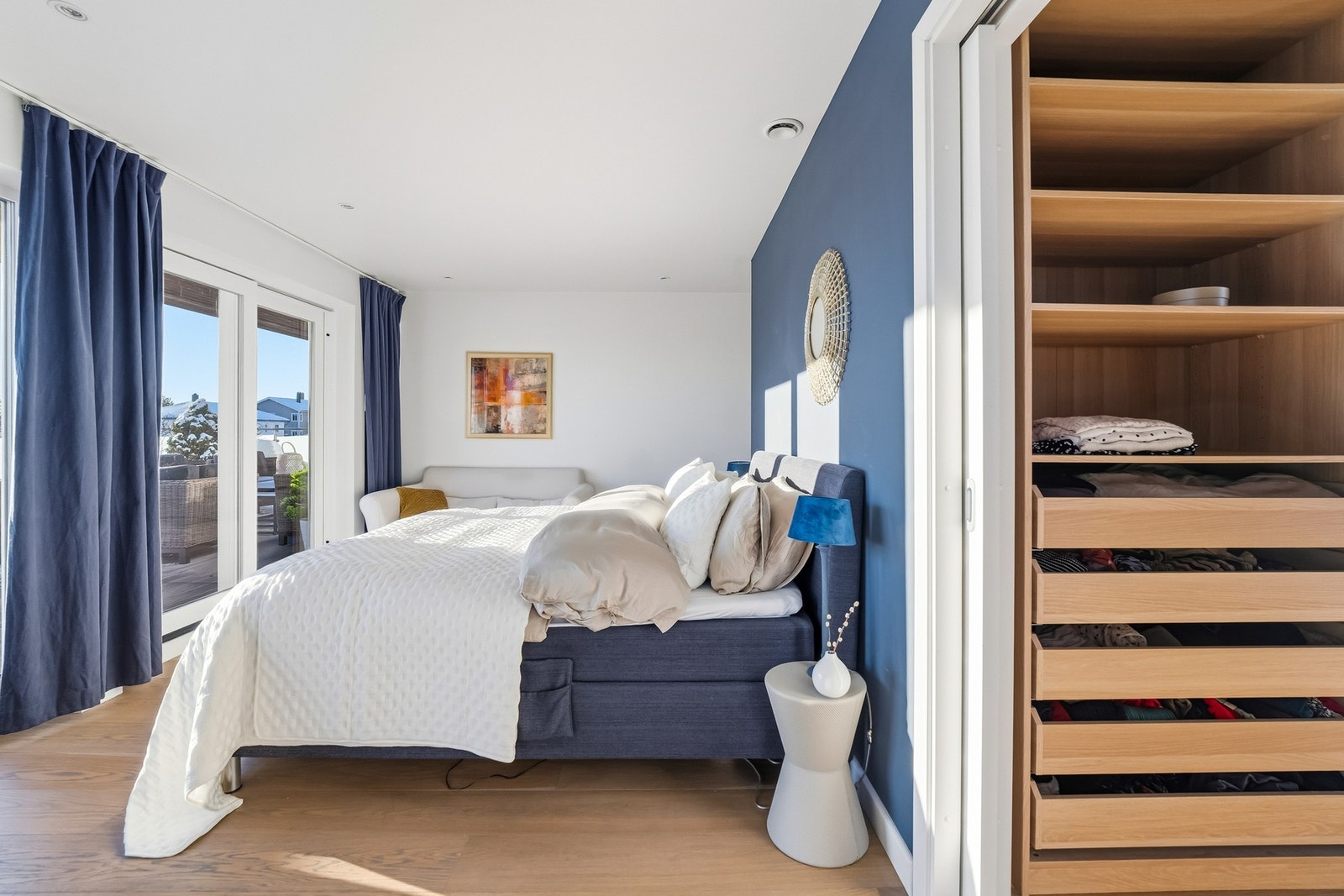 Dette er et soverom som gir følelsen av hotellkomfort i hverdagen. Galleribilde