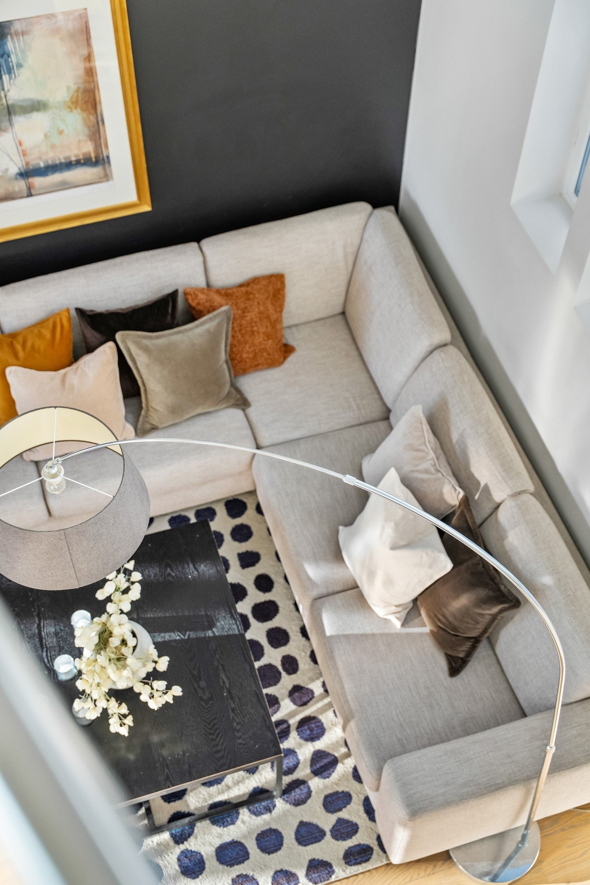 Bilder fra loftstue og ned mot stue. Galleribilde