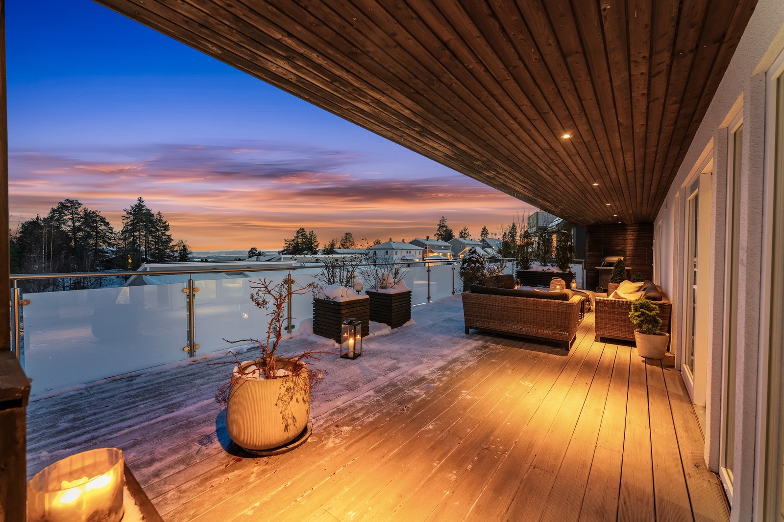 Skjermet og overbygget takterrasse. Moderne design og eksklusivt. Galleribilde