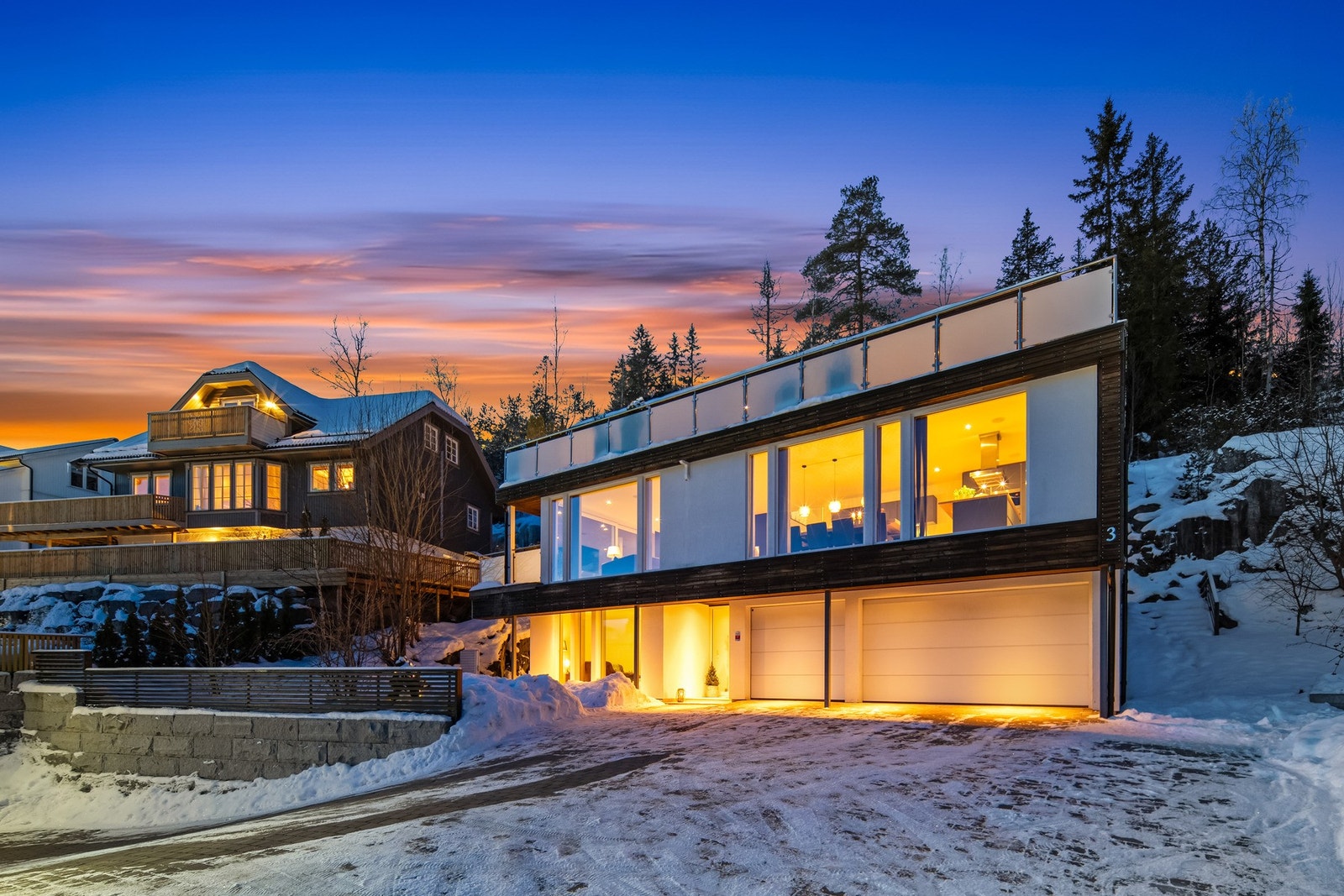 Gårdsplass med flere biloppstillingsplasser. Trippel garasje i u.etg. Fasade kledd med kledning av sibirsk lerk og samt murpuss (trenger lite vedlikehold). privat innkjøring med varmekabler under belegningssten, styrt av egen sensor som aktiveres ved beho Galleribilde