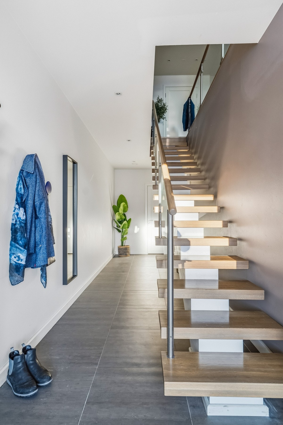 Boligen ønsker deg velkommen gjennom en romslig og stilren entré som umiddelbart setter tonen for resten av hjemmet. Galleribilde