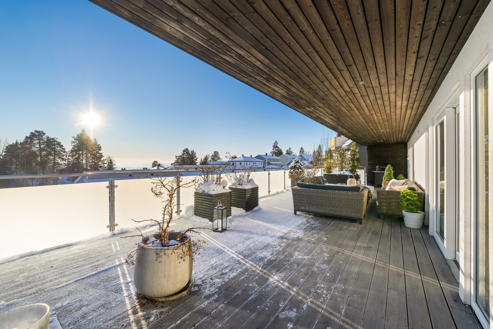 Rekkverk i stålkonstruksjon med frostede glass. Rekkverkshøyden er ca. 112 cm. Galleribilde