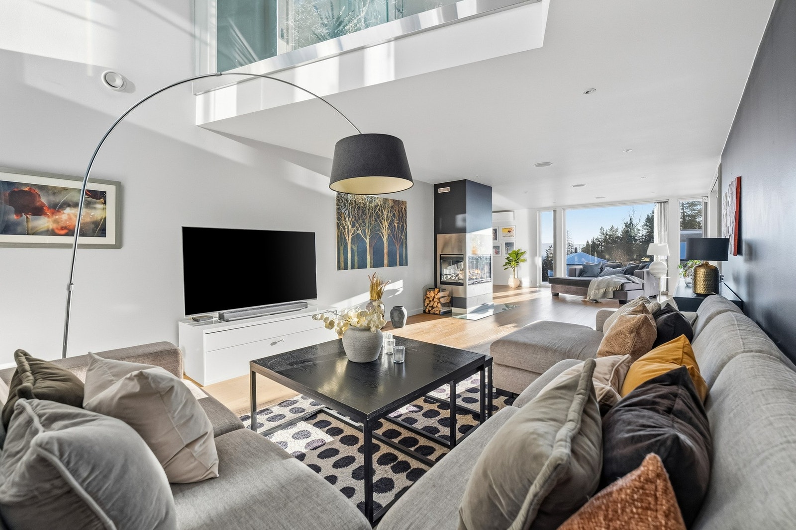 Rommet har en åpen og luftig utforming med generøs takhøyde og store vindusflater som slipper inn rikelig med naturlig lys gjennom hele dagen. Galleribilde