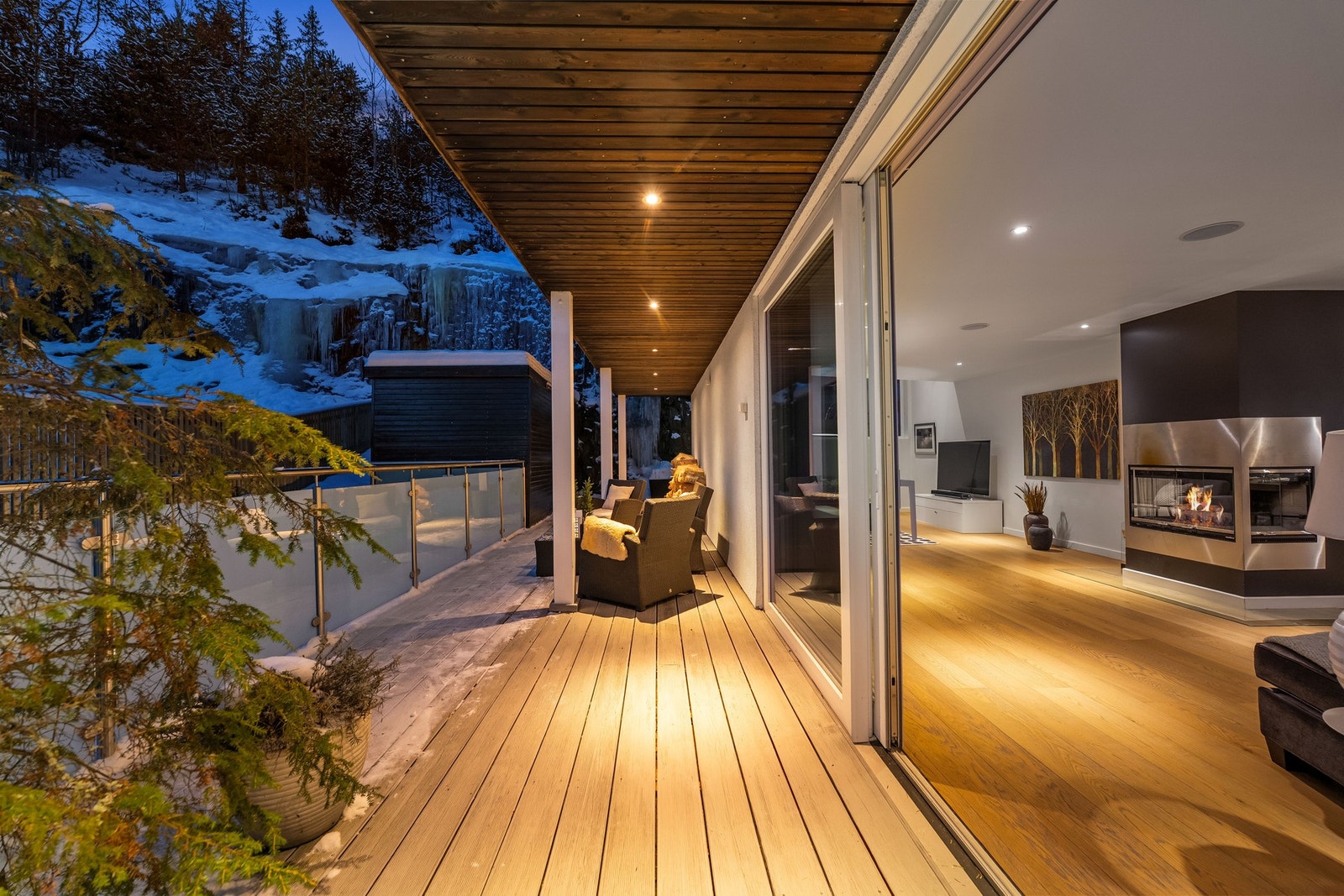 Terrasse ved stue. Til venstre i bildet kan du se se utvendig bod på ca. 10 kvm. Galleribilde