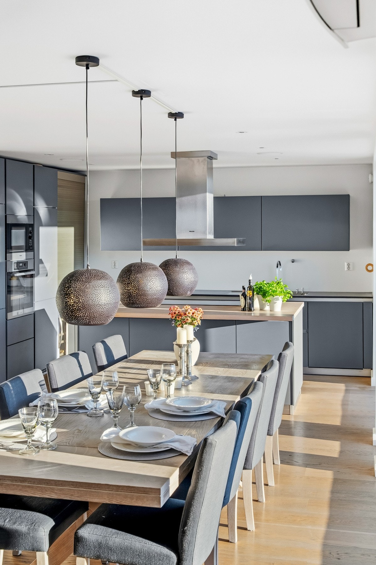 Lyst og innbydende. Stuen har en naturlig sammenheng med kjøkkenet, samtidig som rommet oppleves tydelig definert og lett å møblere. Galleribilde