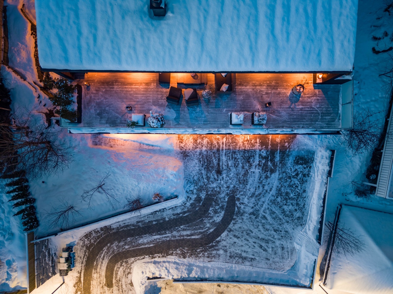 Garasje som del av boligens underetasje, samt biloppstillingsplasser på tomt. El-bil lader er montert i garasje. Galleribilde