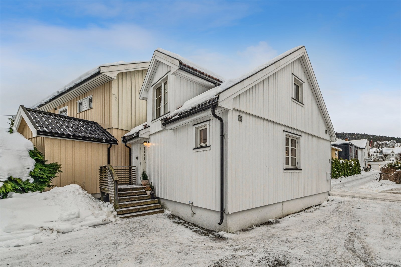 Gruset gårdsplass med god parkering. Galleribilde