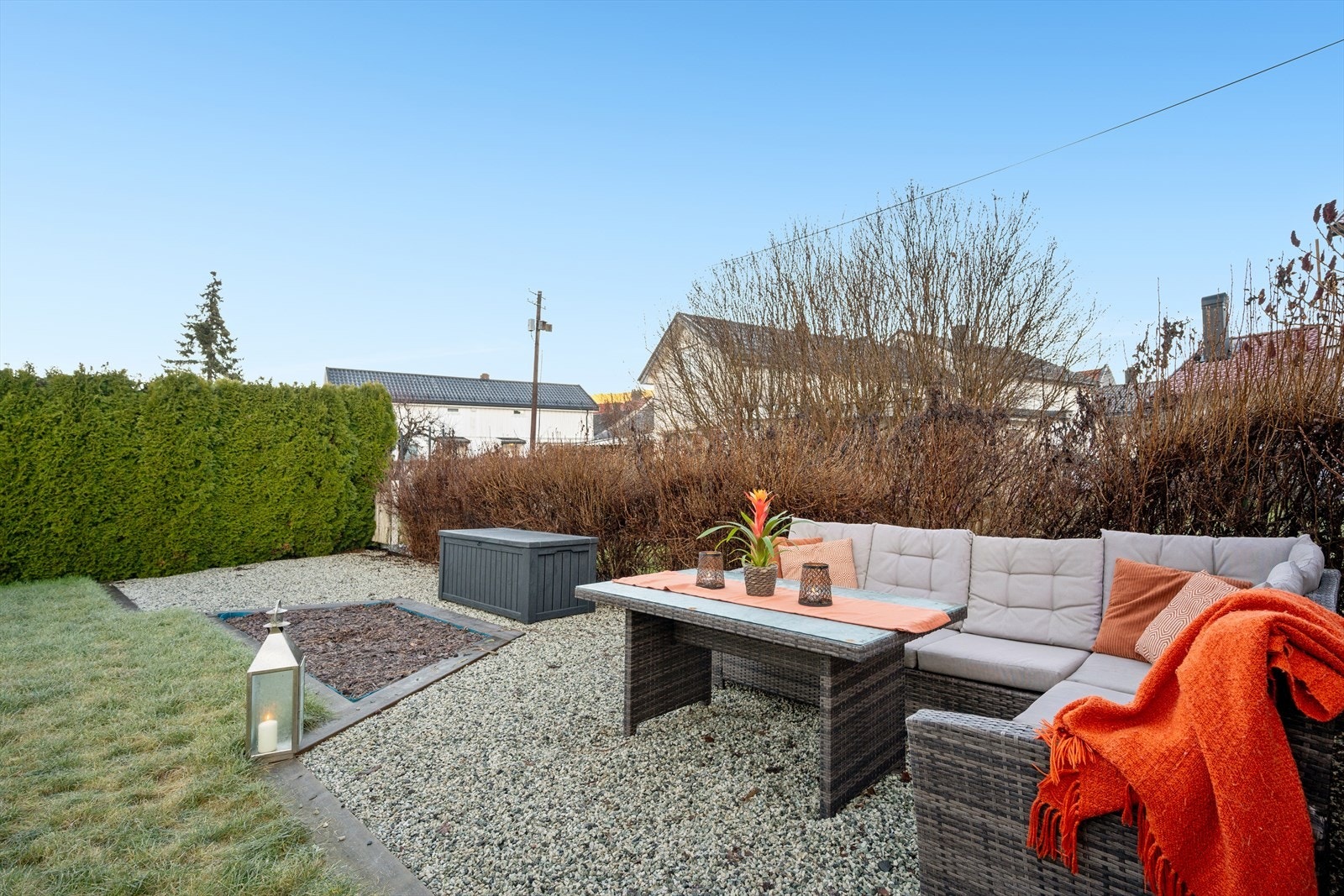 Tomten er åpen og lys. Pent opparbeidet med gressplen, beplantninger og prydbusker. Galleribilde