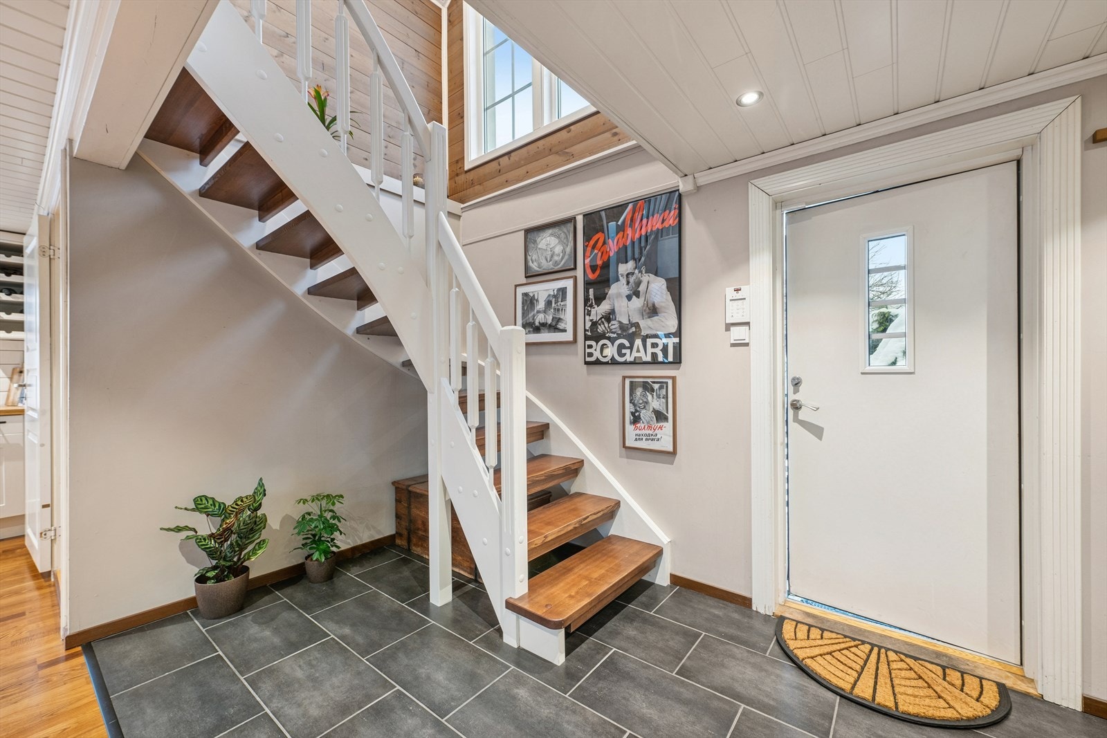 Trivelig og luftig entré/trapperom som ønsker deg velkommen inn! Galleribilde