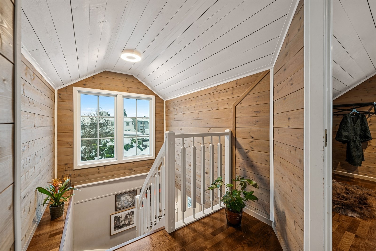 Trapp opp til en innholdsrik 2. etasje. Galleribilde