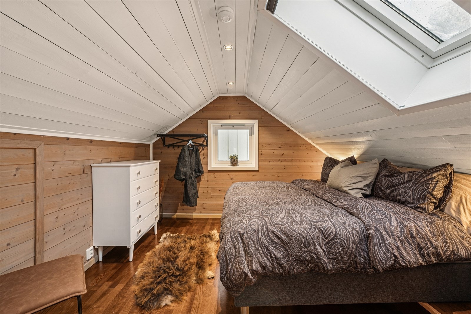 Hovedsoverom med plass til dobbeltseng og nattbord. Galleribilde