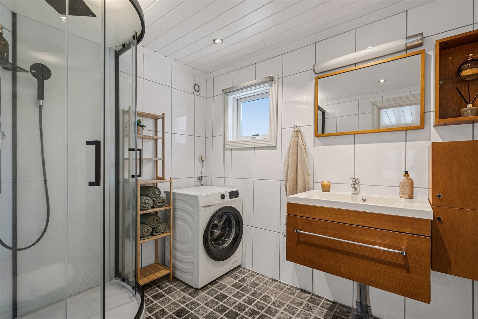 Lekkert helfliset bad med varme i gulv. Galleribilde