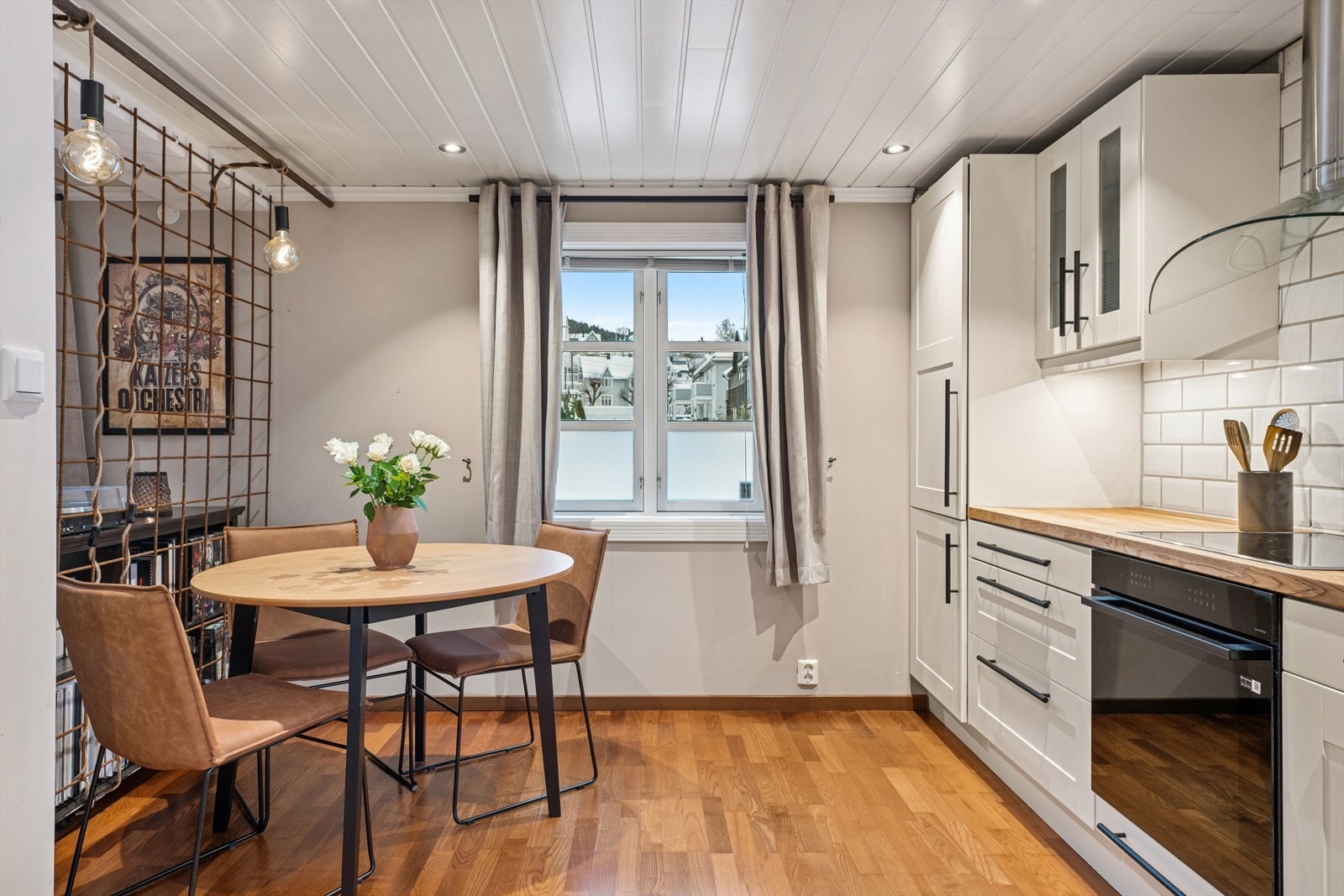 Fin spiseplass - Her inviteres det til en rolig kopp med morgenkaffe - Eller en rask matbit til folk på farten. Det generøse vinduet slipper inn mye naturlig lys. Galleribilde