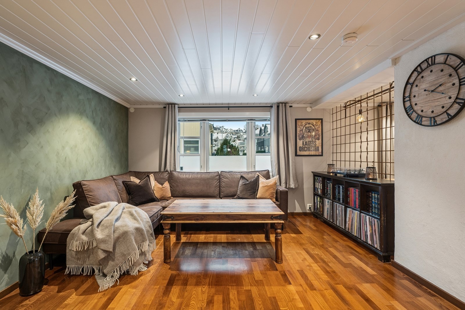 Store vindusflater som lar dagslyset flyte fritt. Galleribilde