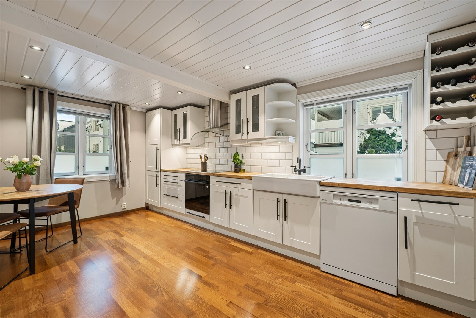 Tiltalende og velutstyrt kjøkken, innredning med profilerte fronter. Benkeplaten er av heltre. Galleribilde