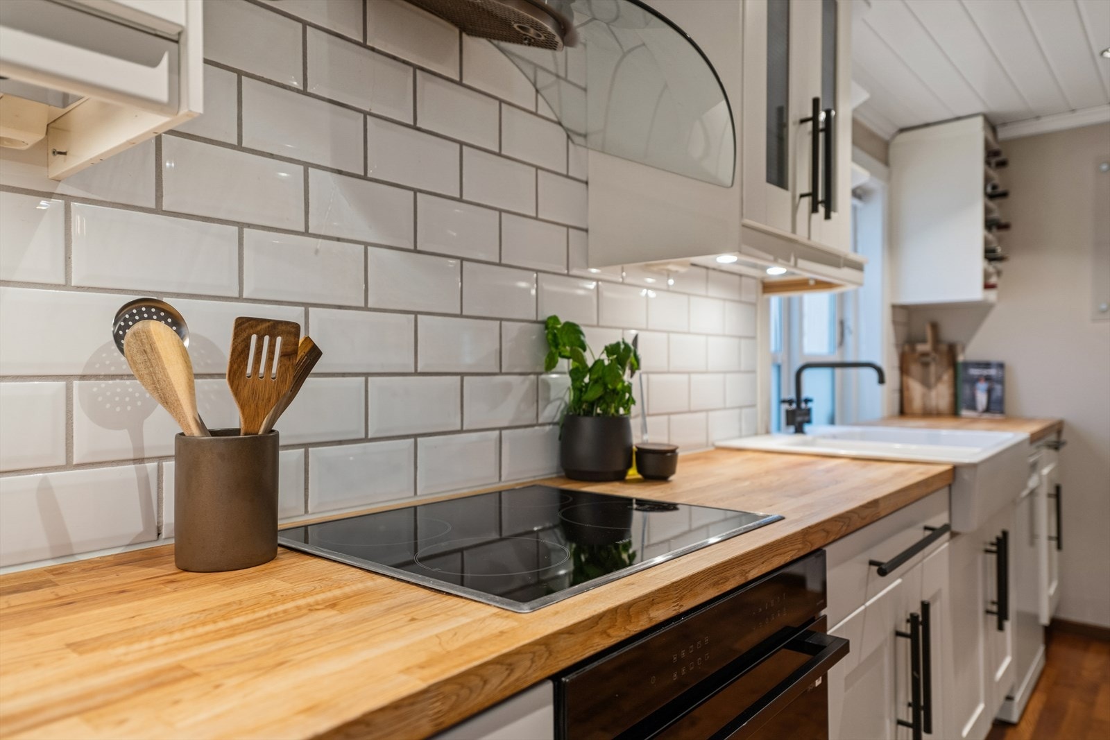 Kjøkkenventilator med avtrekk ut. Galleribilde