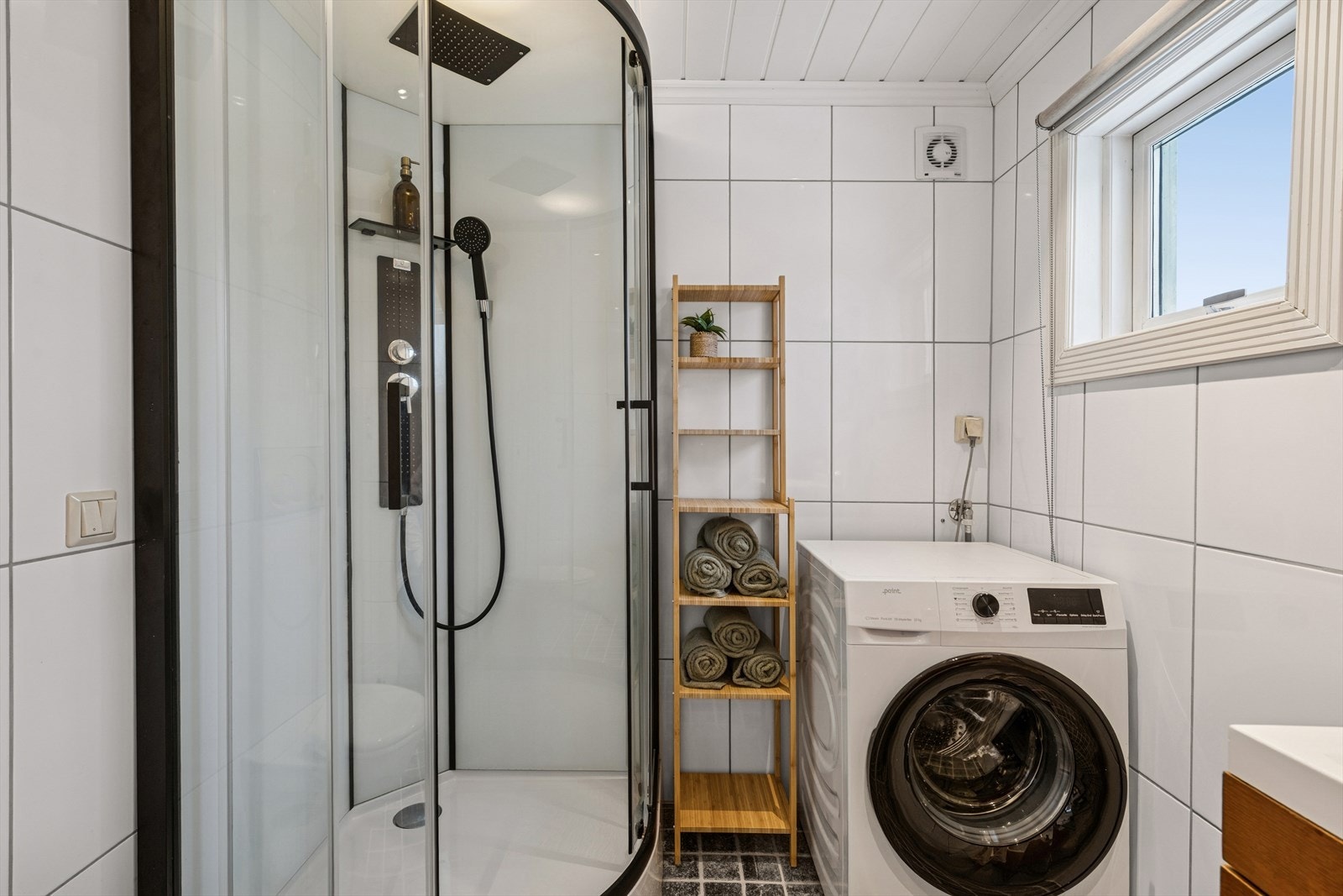 Rommet har innredning med nedfelt servant, veggmontert toalett, dusjkabinett (2024) og opplegg for vaskemaskin. Elektrisk styrt vifte. Galleribilde