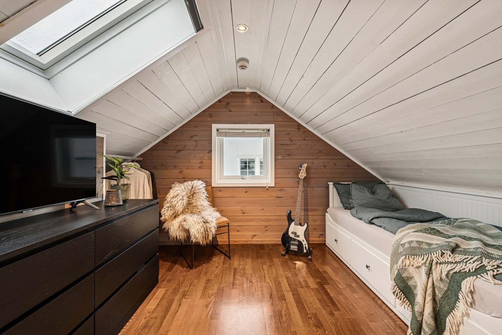 Soverom 2, også her med takvindu som gir rommet en lys og behagelig atmosfære, samtidig som du får en fin følelse av åpenhet uten innsyn. Galleribilde