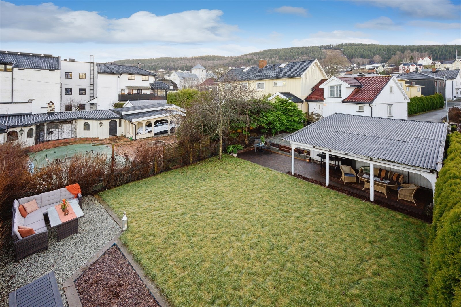 Solrik hage, boltreplass for både store og små. Galleribilde