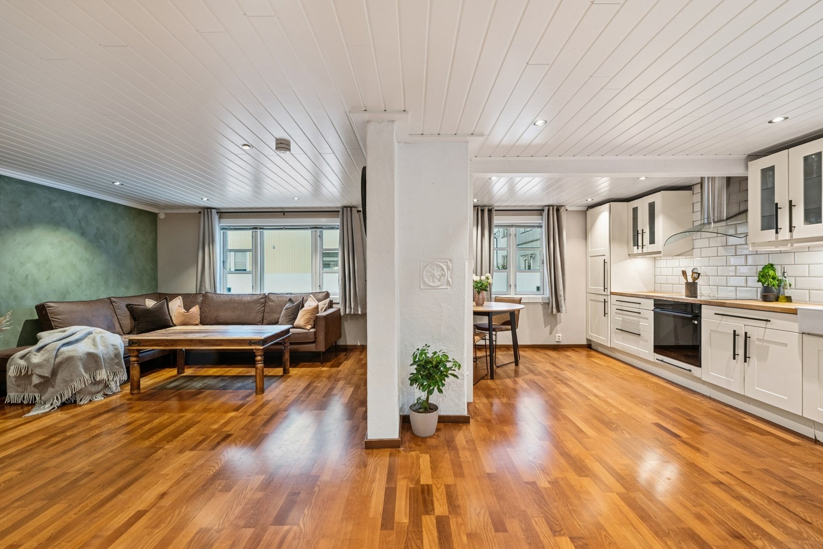 Lys og romslig stue med gode innredningsmuligheter til sofagruppe og tv-møblement. Galleribilde