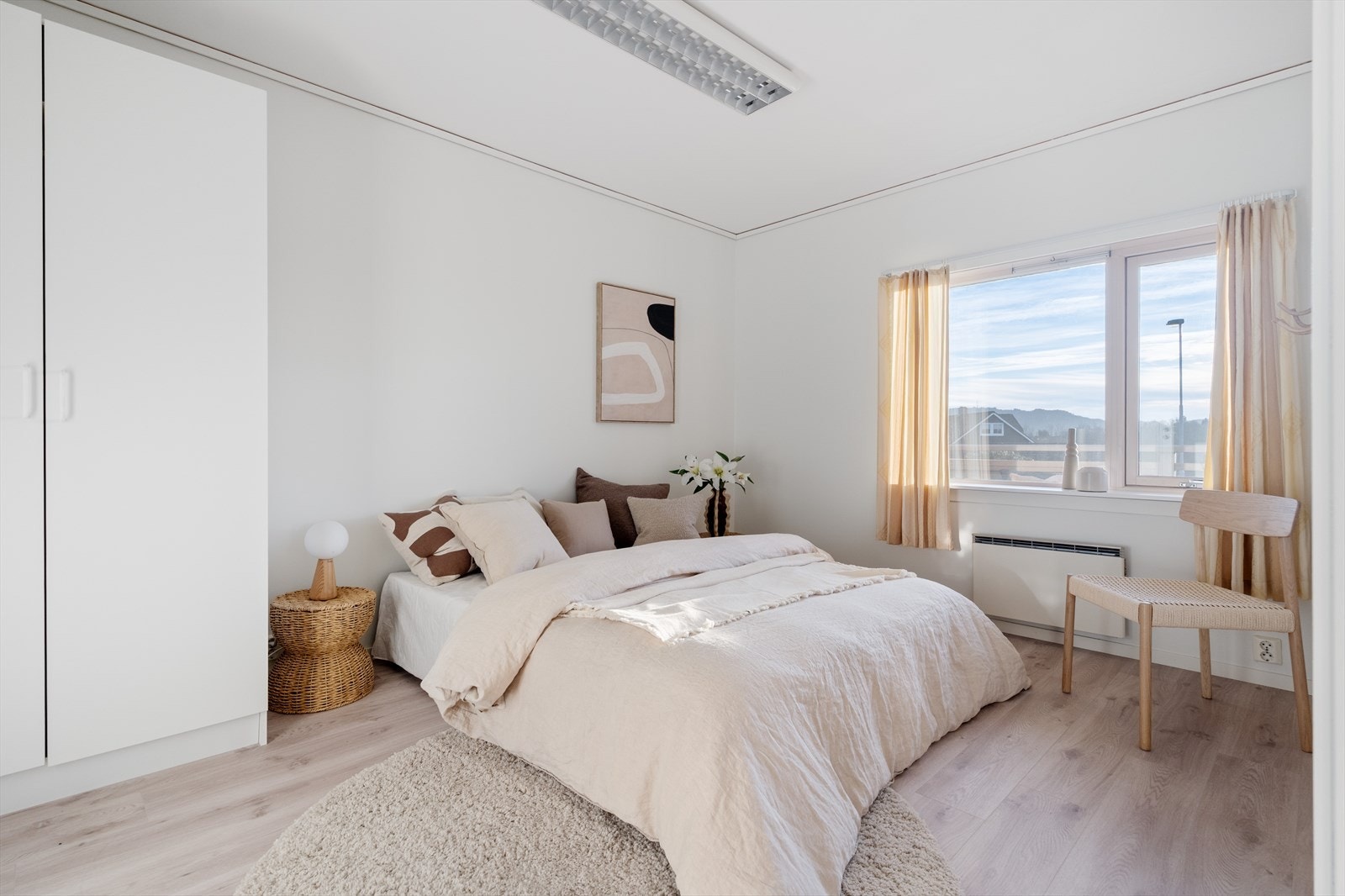 Hovedsoverommet er av god størrelse med god plass til dobbeltseng, nattbord og garderobeskap. Galleribilde