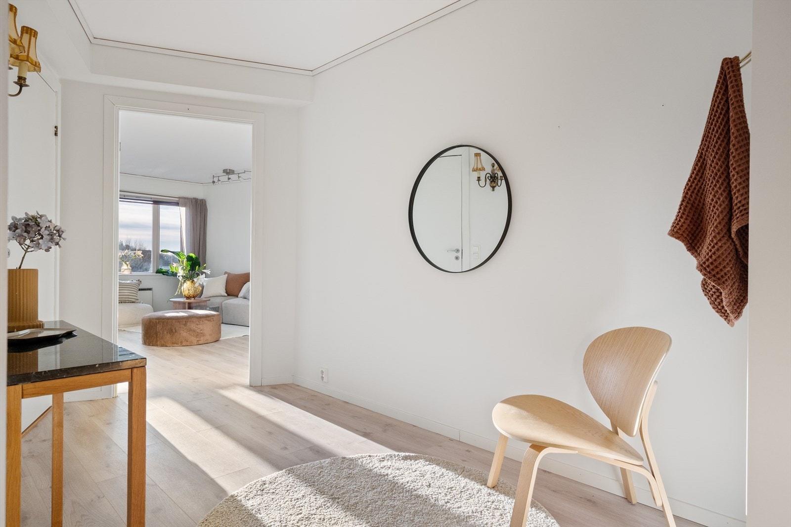 Gangen er romslig med god plass til kommode/skokommode og garderobeskap for oppheng av ytterklær. Galleribilde