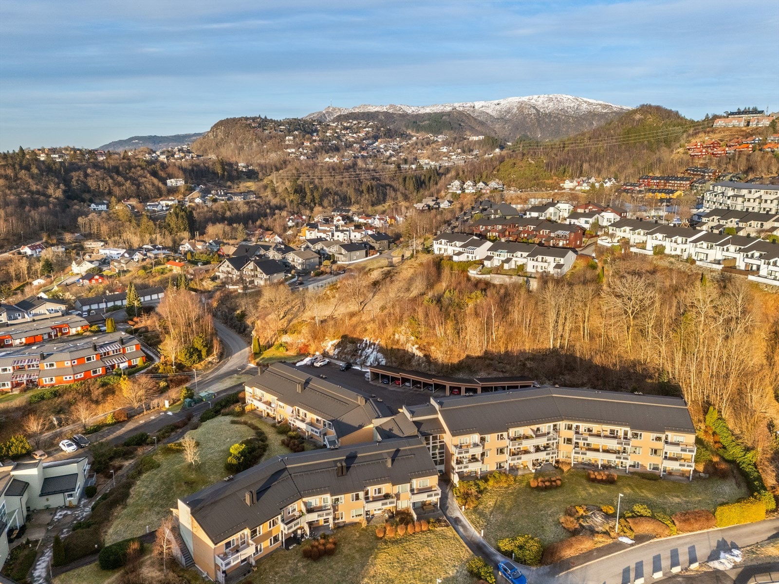 Leiligheten ligger kun 2 minutter fra busstopp med bussrute 16E Galleribilde