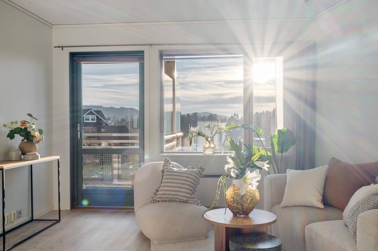 Fra stuen er det direkte utgang til en koselig og solrik altan. Galleribilde