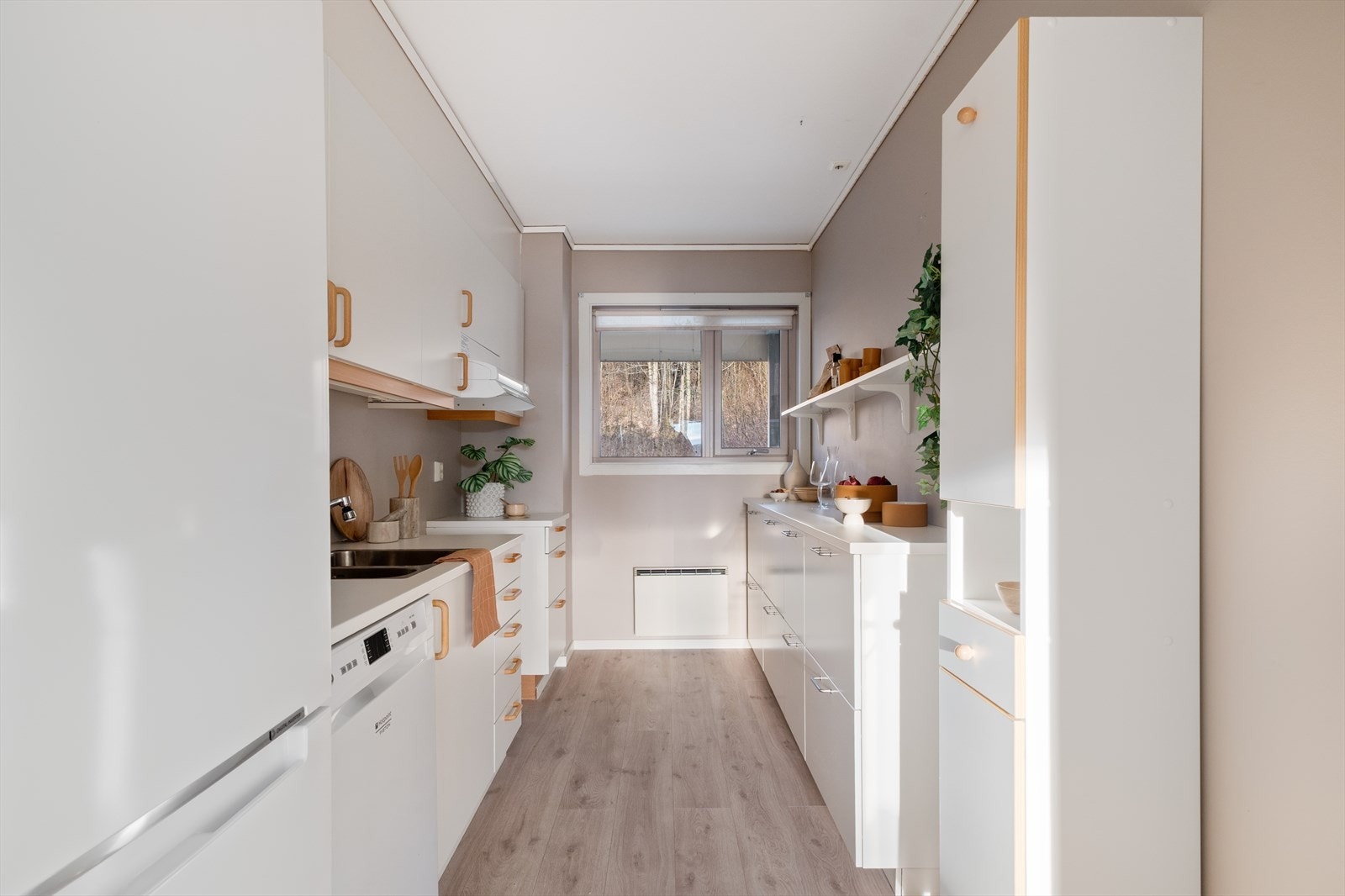 Sjarmerende kjøkken som byr på god oppbevaringsplass i over- og underskap. Galleribilde