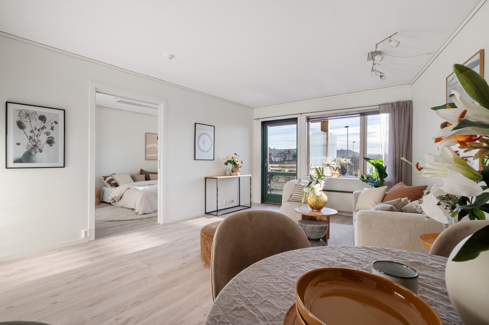 Stuen har en naturlig tilknytning til soverommet, adskilt med plassbesparende skyvedører. Galleribilde