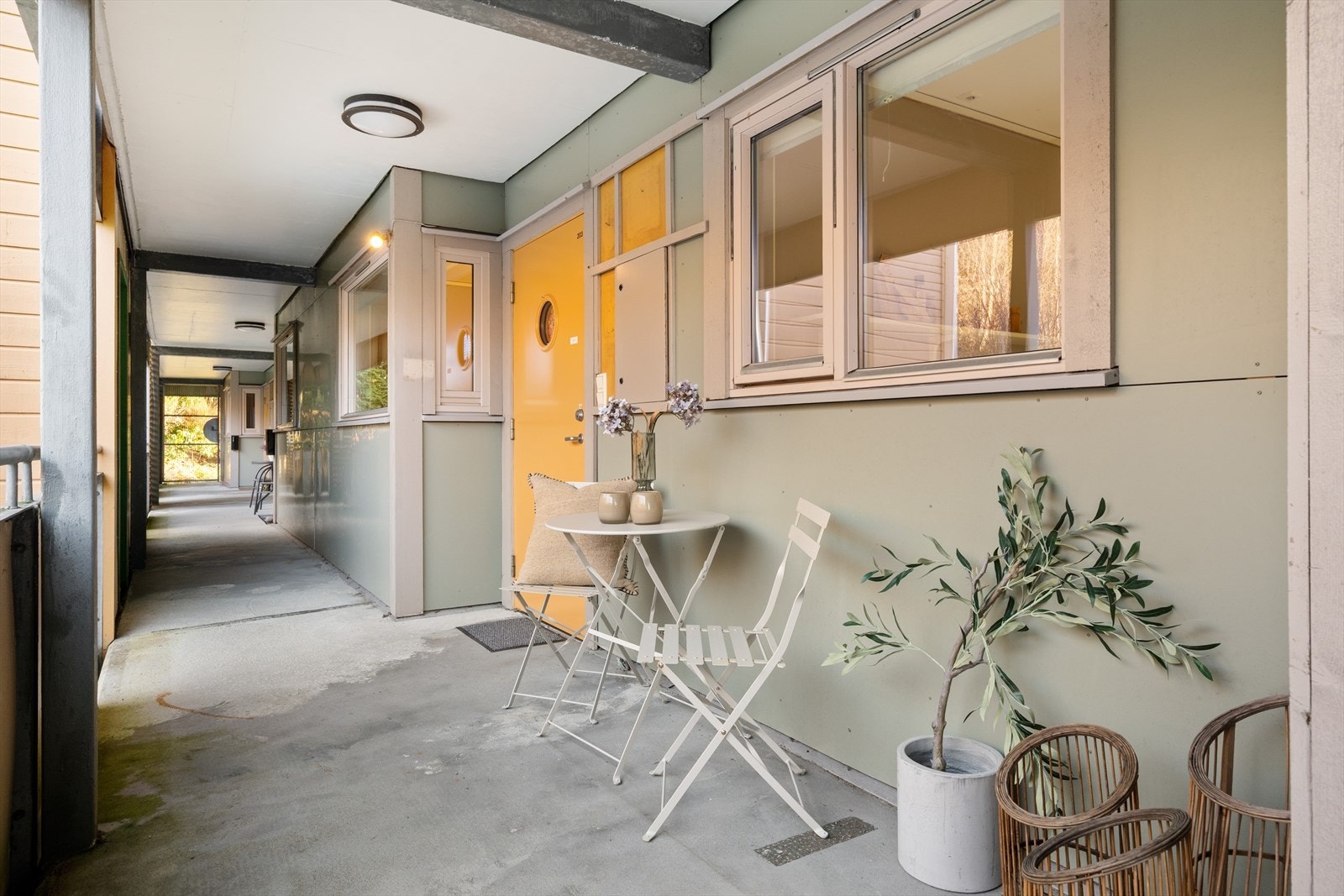 Skjermet inngangsparti med svalgang. Galleribilde