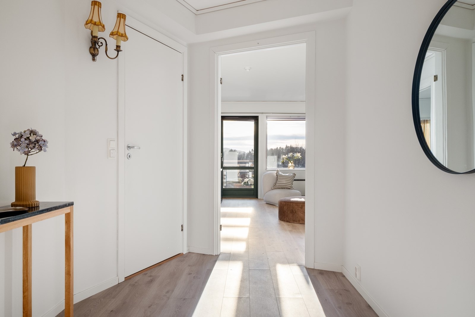 Vindusflatene bringer lys til nesten hele boligen! Galleribilde