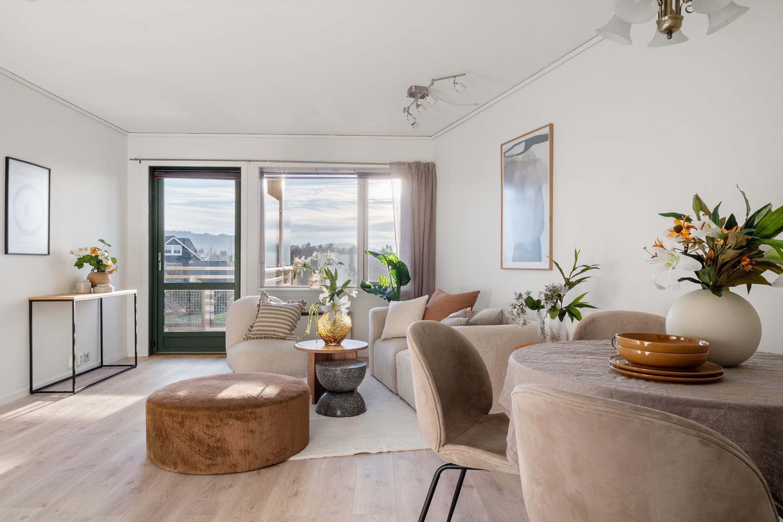 Lys og innbydende stue med store vindusflater som gir rikelig med naturlig lysinnslipp. Galleribilde