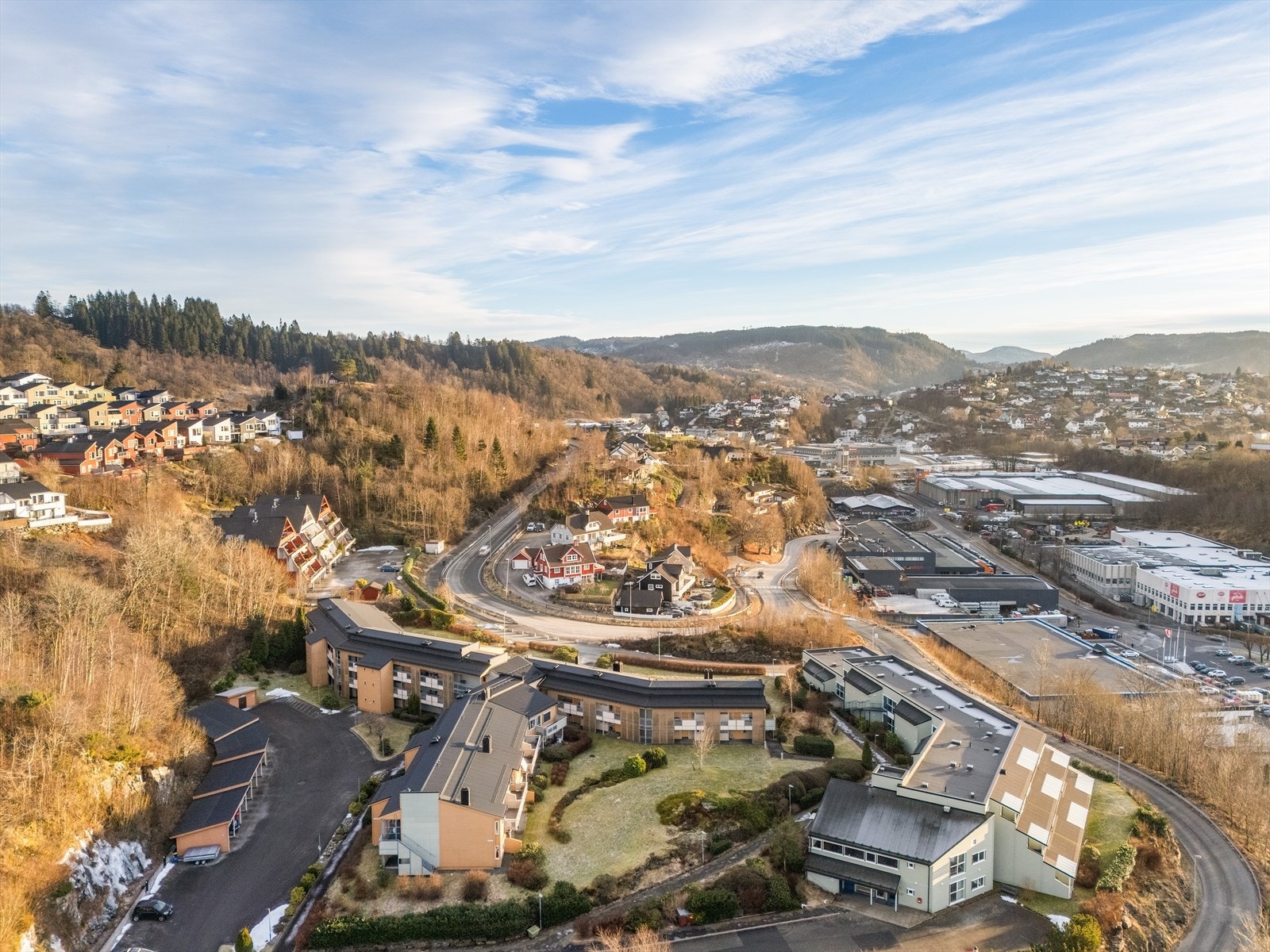 Det er to butikker innen kort gangavstand. Både Rema 1000 og Meny med bl.a. apotek og blomsterbutikk. Galleribilde