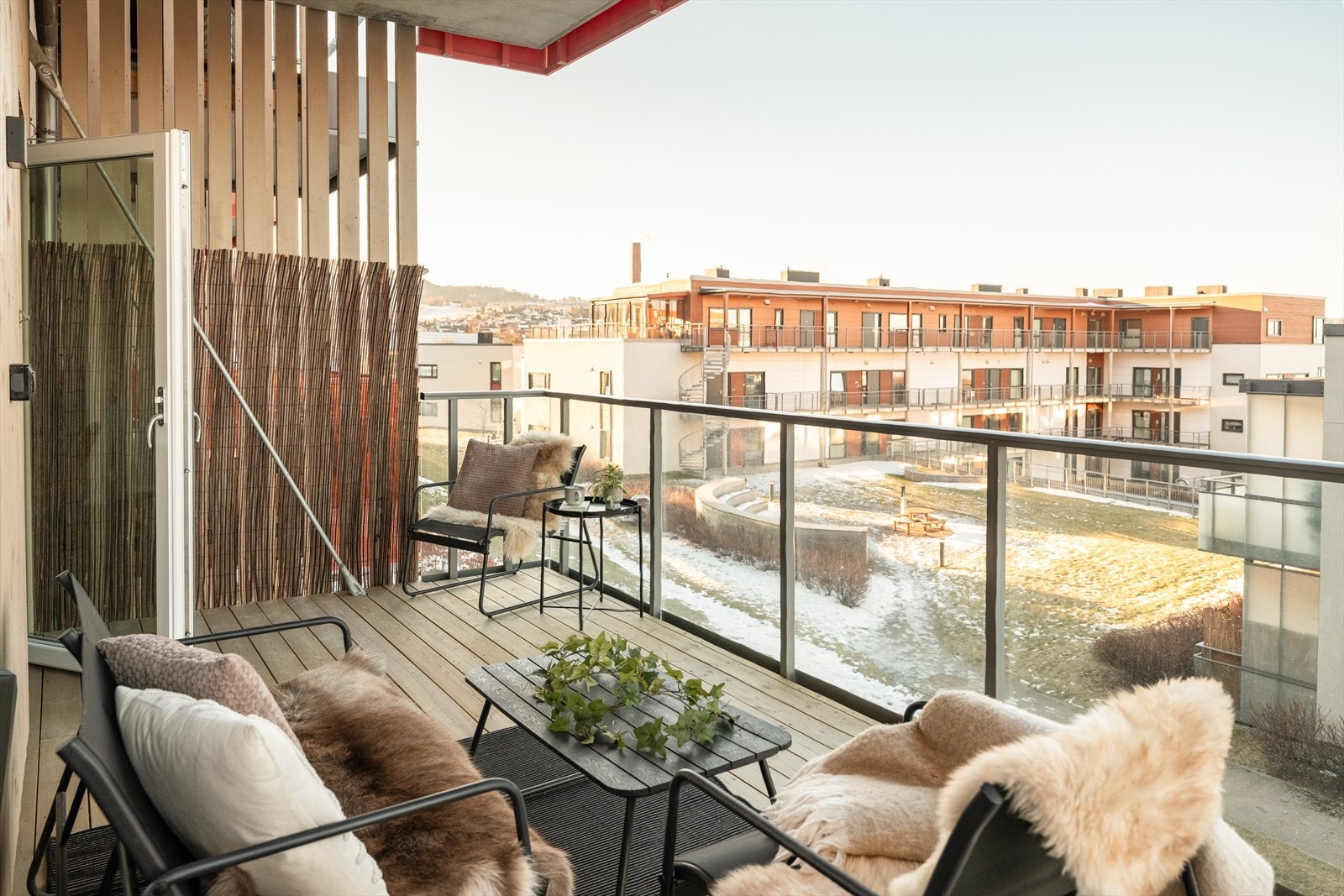 Fra stuerommet er det utgang til en solrik og vestvendt balkong. På midtsommers har man solen fra ca. klokken 14-15 og nærmest til den går ned. Galleribilde