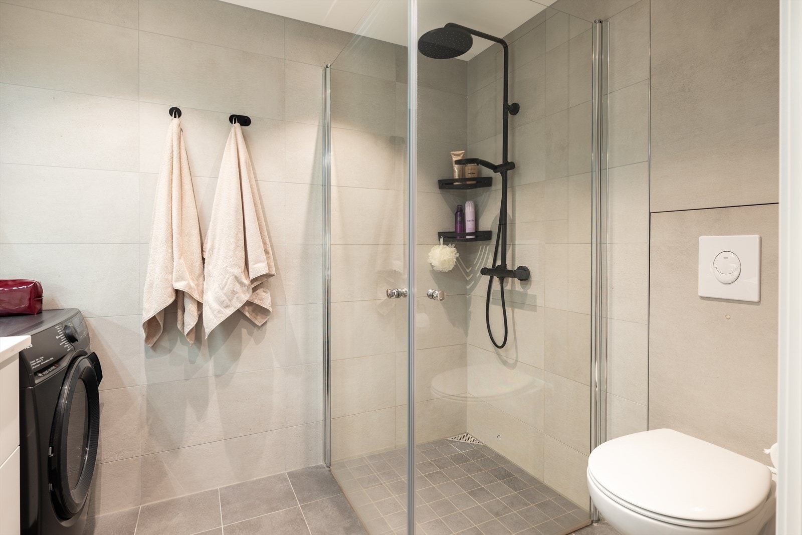 Badet innehar fasiliteter som varme i gulv, innfellbare dusjdører, regndusj, opplegg for vaskemaskin mm. Dusj og kran på baderommet i sort matt er satt inn i nyere tid. Galleribilde