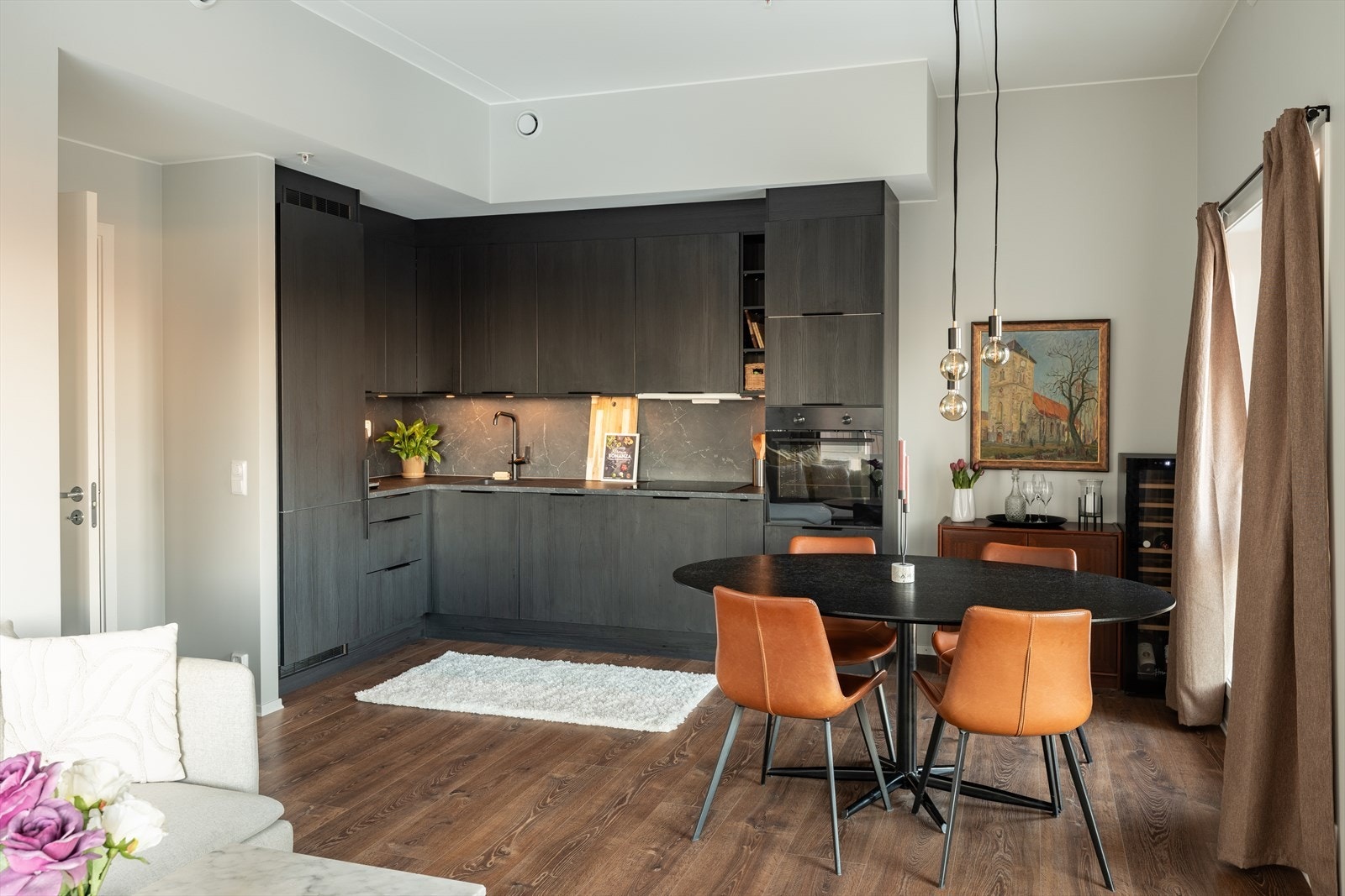 Den åpne stue- og kjøkkenløsningen er på 26m² og har god plass til både spisegruppe og tv-seksjon. Galleribilde