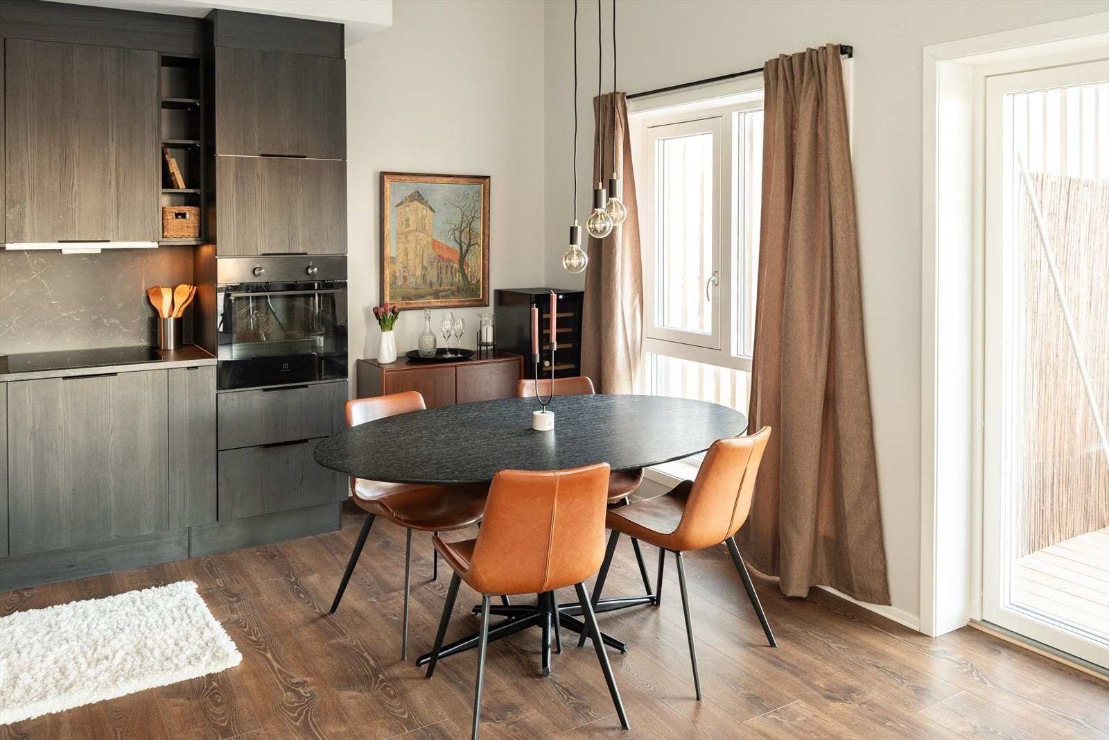 Leiligheten har en god beliggenhet nært både dagligvarebutikk (Kiwi og Rema) og kollektivtransport. Busslinje 1 ligger rett ved boligen med hyppige og direkte avganger til Grilstad, Solsiden, Midtbyen, Studentersamfunnet mm. Galleribilde