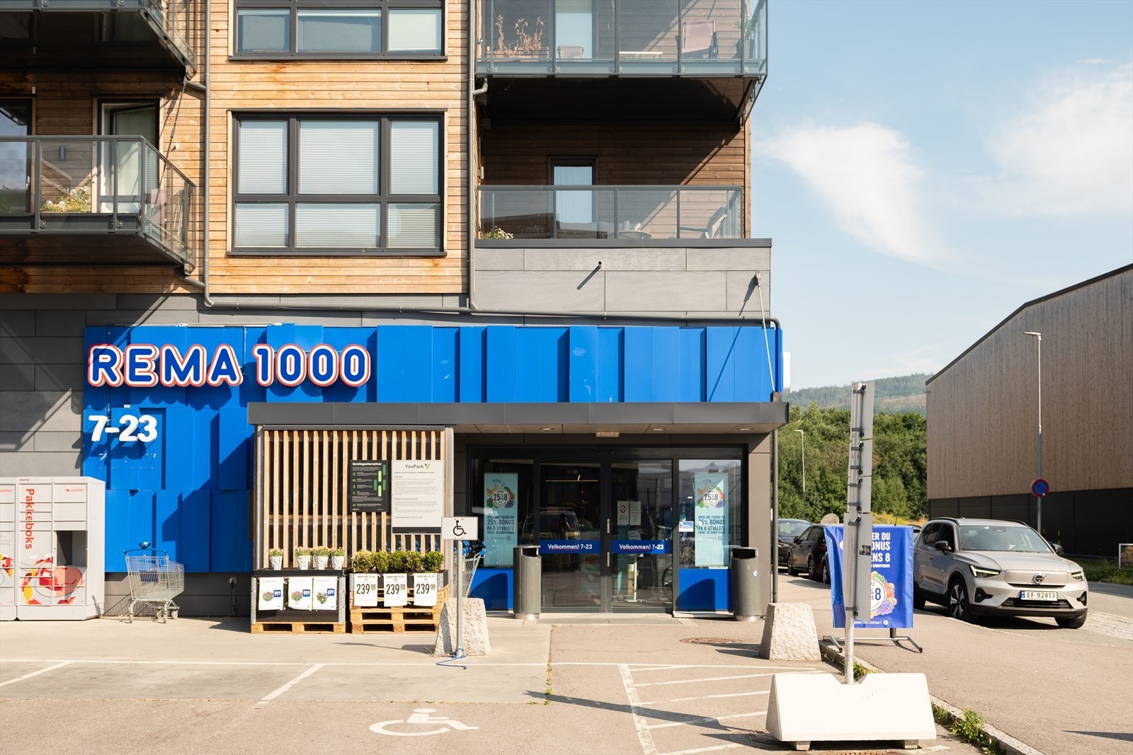 Det er kort gange til Ranheimsfjæra med en rekke servicefasiliteter. Her finner du Rema 1000, Ranheimshallen, Extra Arena, 3T trening mm. Galleribilde