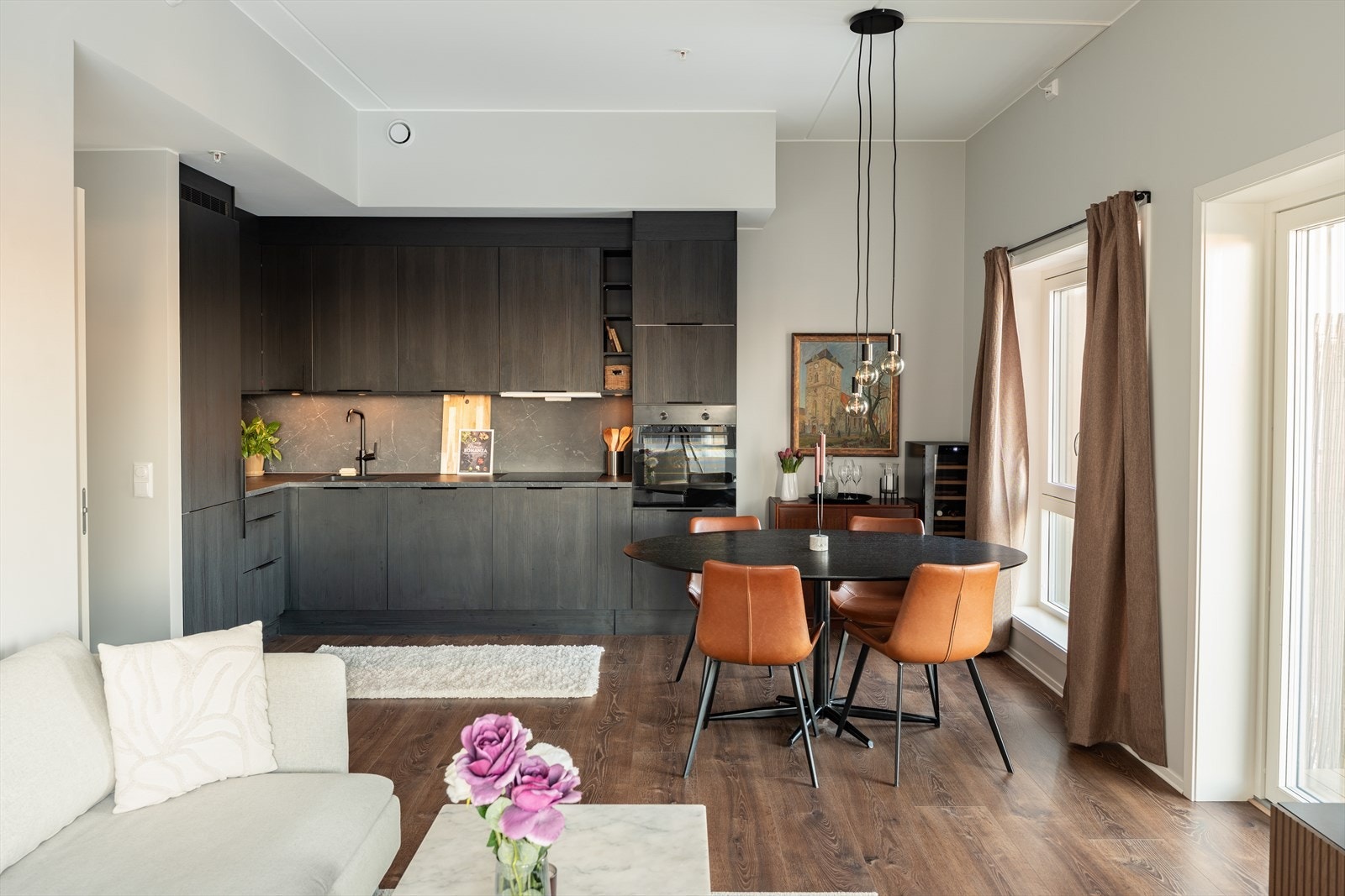 Balansert ventilasjon og fjernvarme sørger for et behagelig inneklima. Fjernvarme er inkludert i felleskostnadene, på lik linje med TV, internett, byggforsikring mm. Galleribilde