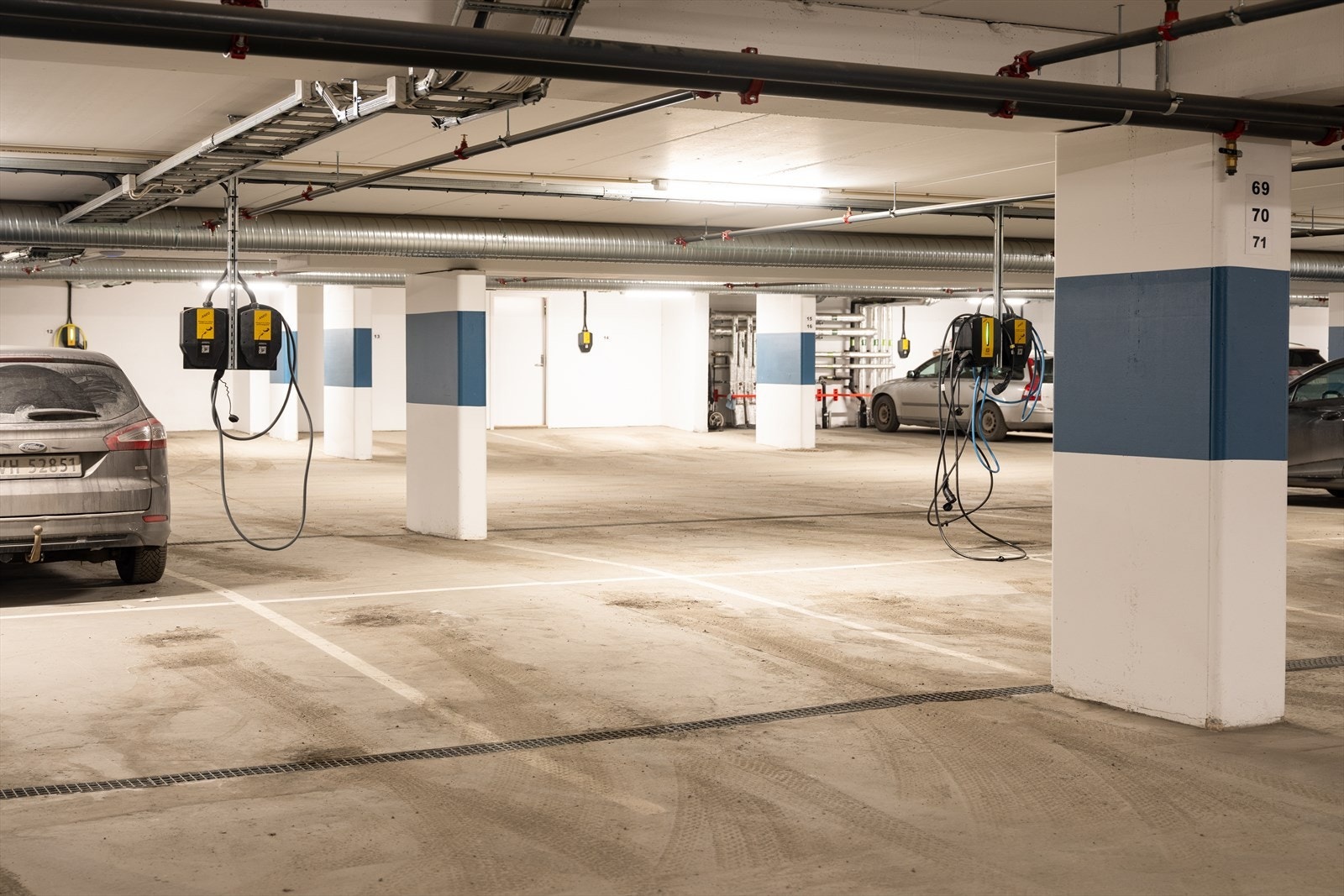 Det medfølger fast parkeringsplass i kjeller med opplegg for elbillader. Det er også gjesteparkeringer i området. Galleribilde