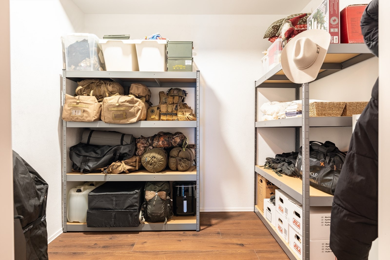 Leiligheten innehar en særdeles romslig og innvendig bod på hele 8m². Hylleløsningene medfølger handelen. Galleribilde