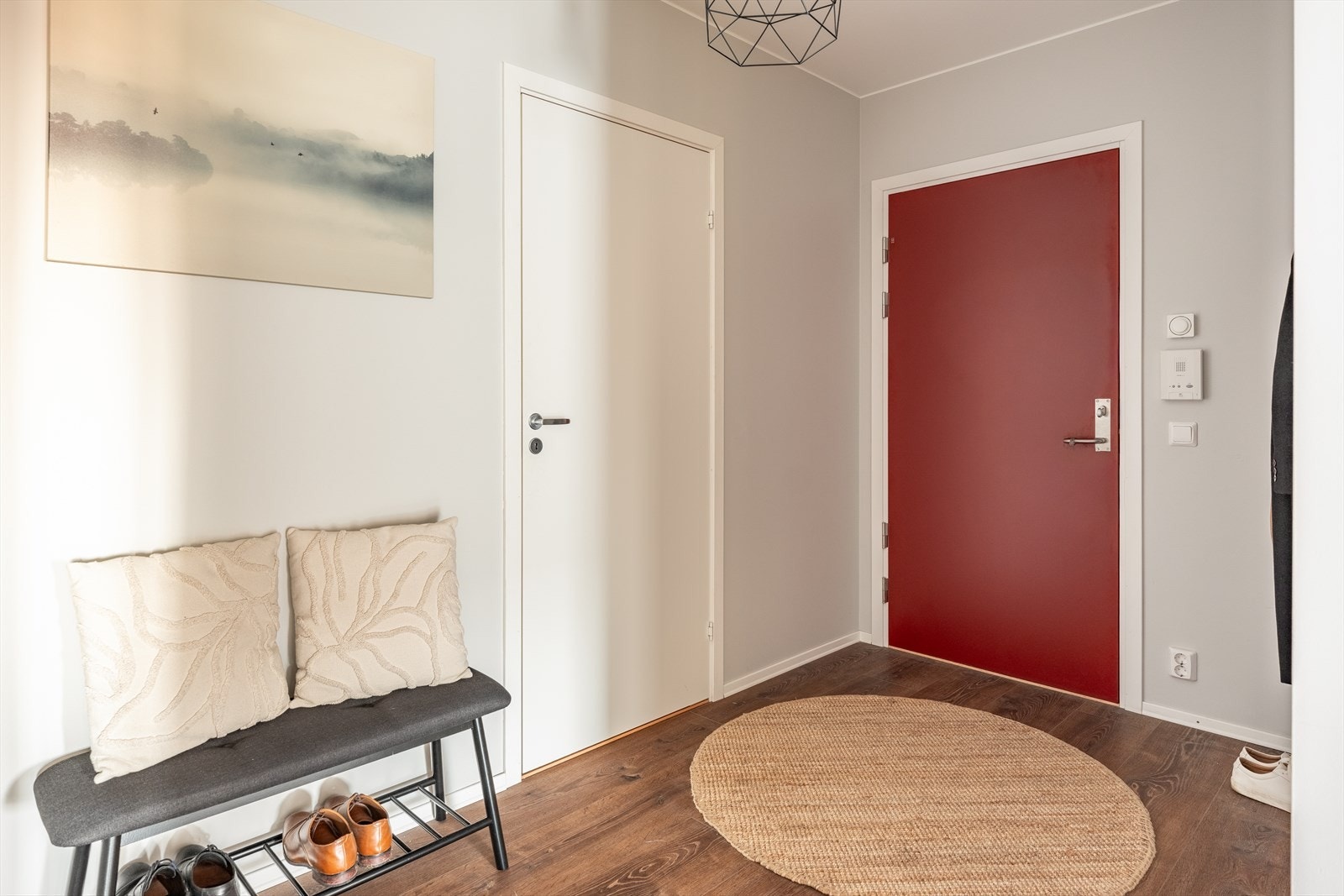Når man kommer inn i boligen trer man inn i en romslig og innbydende entré. Galleribilde