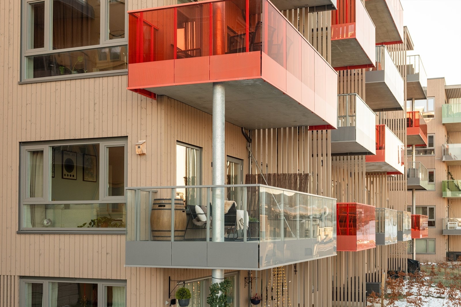 Leiligheten har en god beliggenhet i feltet. Til tross for at leiligheten ligger i -1 fra inngangsparti, ligger den allikevel i 2. etasje fra bakkeplan. Galleribilde